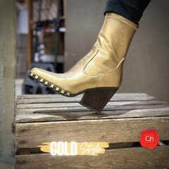 Pour un réveillon tout en or 🤩🤩💛💛

Osez le style doré avec ces boots de la marque @noaharmonofficial 
Vous ne laisserez personne indifférent 😍
Soyez vous-même, telle que vous êtes.

En boutique et sur notre shop en ligne 
https://www.charlychaussures.com/noa-harmon/femme-boots/4057-9095-or-noa-harmon-25489.html#/15-taille-36/43-couleur-or/386-couleur_generique-jaune

#goldpower #gold #doré #boots #commerceindependant #noaharmon #beziers #bezierscentreville #réveillon #reveillon2022 #nouvelan #nouvelan2022